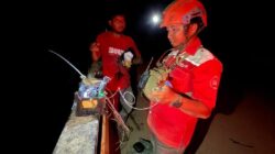 Teknisi Telkom melakukan pemulihan jaringan pasca bencana longsor dan banjir bandang di Aceh, Sumatra Utara dan Sumatra Barat. Foto: Istimewa/Telkom