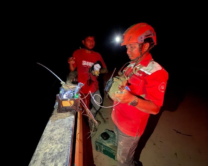 Teknisi Telkom melakukan pemulihan jaringan pasca bencana longsor dan banjir bandang di Aceh, Sumatra Utara dan Sumatra Barat. Foto: Istimewa/Telkom