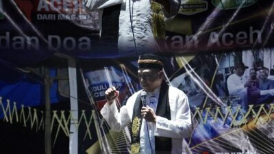 Ustadz Bachtiar Nasir Pimpin Doa dan  Salurkan Bantuan untuk Korban Bencana di Aceh