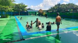 Bripka Ruhanto, polisi humanis di Purbalingga, membina anak-anak lewat renang untuk cegah perilaku negatif dan jaga kamtibmas. Foto: Tar