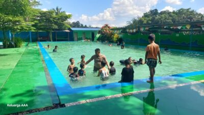 Bripka Ruhanto, polisi humanis di Purbalingga, membina anak-anak lewat renang untuk cegah perilaku negatif dan jaga kamtibmas. Foto: Tar