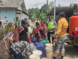 Banjir Bandang Purbalingga Ganggu Pasokan Air Bersih, Polsek Kutasari Salurkan Bantuan ke Warga