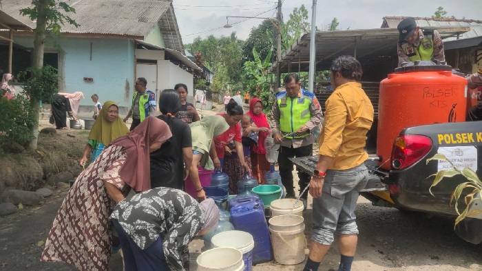 Polsek Kutasari bergerak cepat distribusikan air bersih ke desa terdampak banjir bandang di Purbalingga, Senin 26 Januari 2026. Foto: Ist