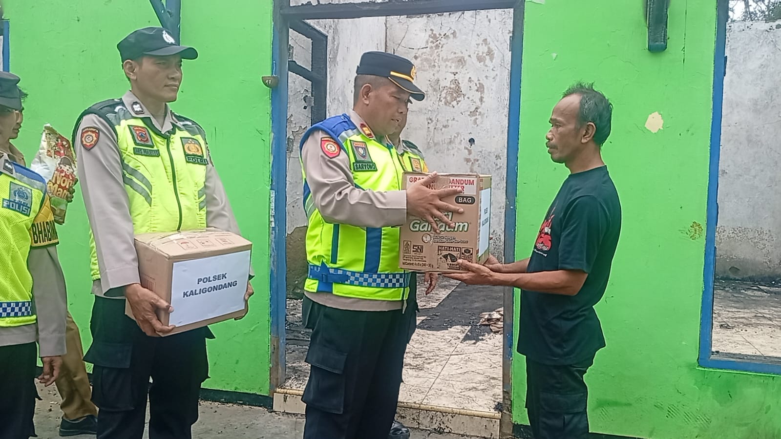 Polisi bantu korban kebakaran rumah di Desa Sidanegara. Bantuan sosial disalurkan langsung untuk meringankan beban korban. Foto: Tar