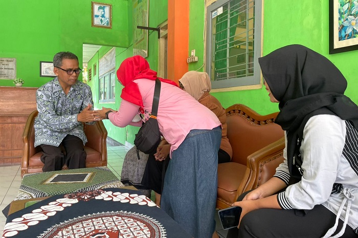 Pengurus POT Kelas 7 SMP Negeri 2 Kalasan menyerahkan bantuan dari wali murid kelas 7 untuk perbaikan atap masjid pasca bencana hujan angin, kepada Kepala Sekolah. Foto: Istimewa