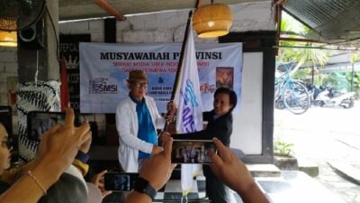 Pendiri sekaligus pemimpin redaksi beritajogja.com, Jafarudin menerima estafet kepemimpinan SMSI DIY Periode 2026-2030 dari Ketua periode sebelumnya Sihono HT. Foto: Fefin