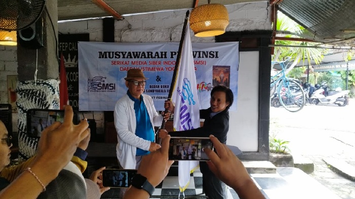 Pendiri sekaligus pemimpin redaksi beritajogja.com, Jafarudin menerima estafet kepemimpinan SMSI DIY Periode 2026-2030 dari Ketua periode sebelumnya Sihono HT. Foto: Fefin