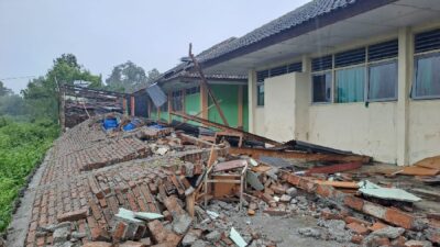 Hujan deras dan angin kencang menerjang Kalasan, Sleman, merusak fasilitas SMPN 2 Kalasan. Parkiran sepeda ambruk. Foto: Fafa