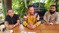 Sigit Fajar Rohman (tengah) tegaskan tidak ada hubungan kuasa hukum dalam perkara eksekusi rumah Sorosutan Umbulharjo. Foto: Faisal