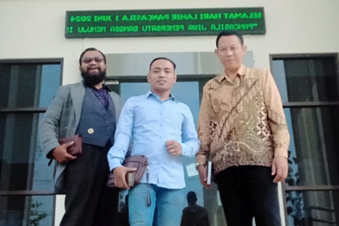 Sigit Fajar Rohman (baju batik, paling kanan) terbukti tidak pernah menjadi kuasa hukum dua debitur BPR UGM yang rumahnya akan dieksekusi, setelah adanya pernyataan ketua LPK-RI B.A.I, Widodo yang meminta maaf telah mencantumkan Namanya tanpa izin dalam surat kuasa/pendampingan. Foto: Ist