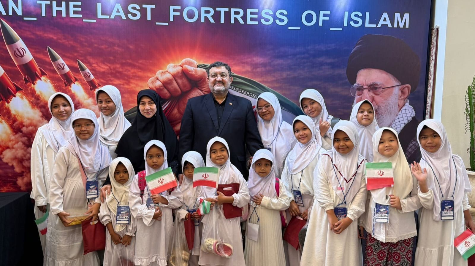 Anak anak Indonesia di Kedubes Iran Jakarta turut mengecam serangan Rudal AS dan Israel ke sekklah di Minhab, Iran yang menewaskan siswanya. Foto: Istimewa