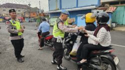 Polsek Bobotsari Bagikan 100 Bungkus Takjil untuk Masyarakat