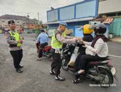 Polsek Bobotsari Bagikan 100 Bungkus Takjil untuk Masyarakat