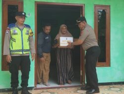 Polisi Purbalingga Peduli, Kapolsek Kutasari Bantu Keluarga Korban Kecelakaan Jatuh dari Pohon Kelapa