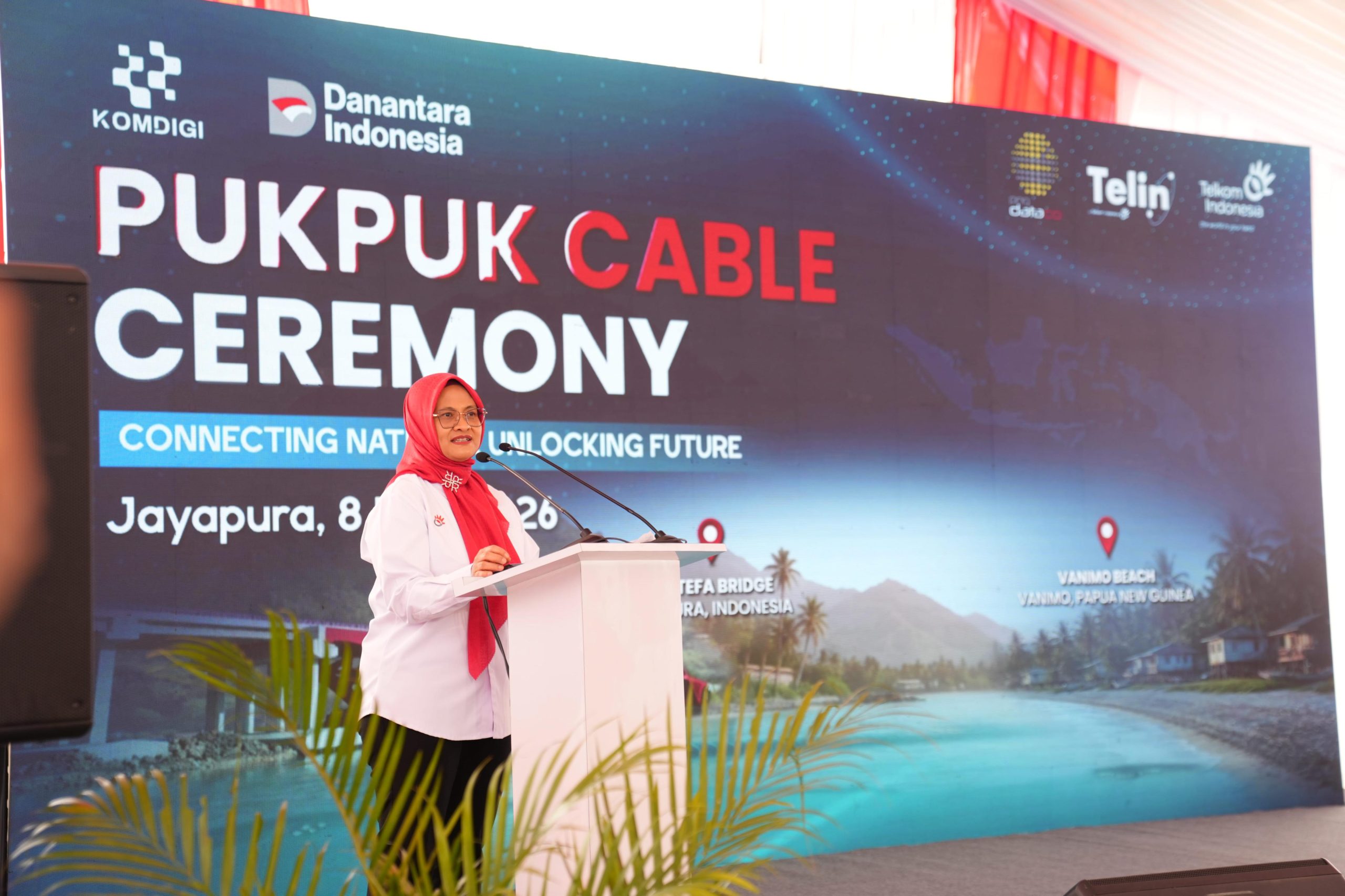 Direktur Utama Telkom, Dian Siswarini, memberikan sambutan dalam peresmian Sistem Kabel Laut Pukpuk (Puk-Puk 1) hasil kolaborasi dengan PNG DataCo di Telkom Witel Jayapura, Papua, Jumat (8/5). Foto: Istimewa