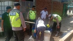Polsek Kaligondang Salurkan 1.200 Liter Air Bersih untuk Warga Terdampak Kekeringan di Purbalingga