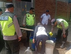 Polsek Kaligondang Salurkan 1.200 Liter Air Bersih untuk Warga Terdampak Kekeringan di Purbalingga